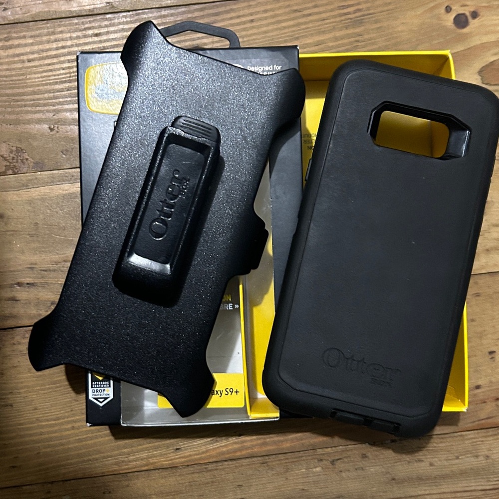 OtterBox Defender Series Case for Samsung Galaxy S9+ in Black and Yellow
